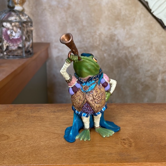 Fun Frog Royal Ribbiteer from the Camelot Frogs Sculpture Collection - Picture 7 of 9